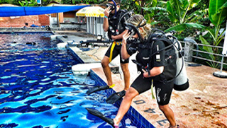 crystalimageskohtao.com-ssi-divers-practice-giant-stride