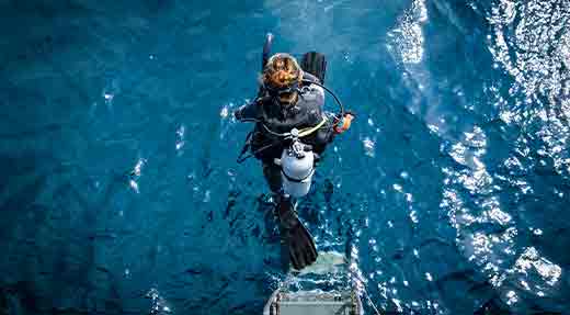 crystalimageskohtao.com-ssi-open-water-diver-jump-from-boat