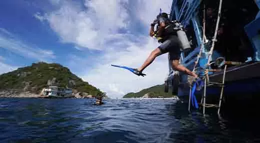 crystalimageskohtao.com-diver-jump-from-boat-kohtao-thailand